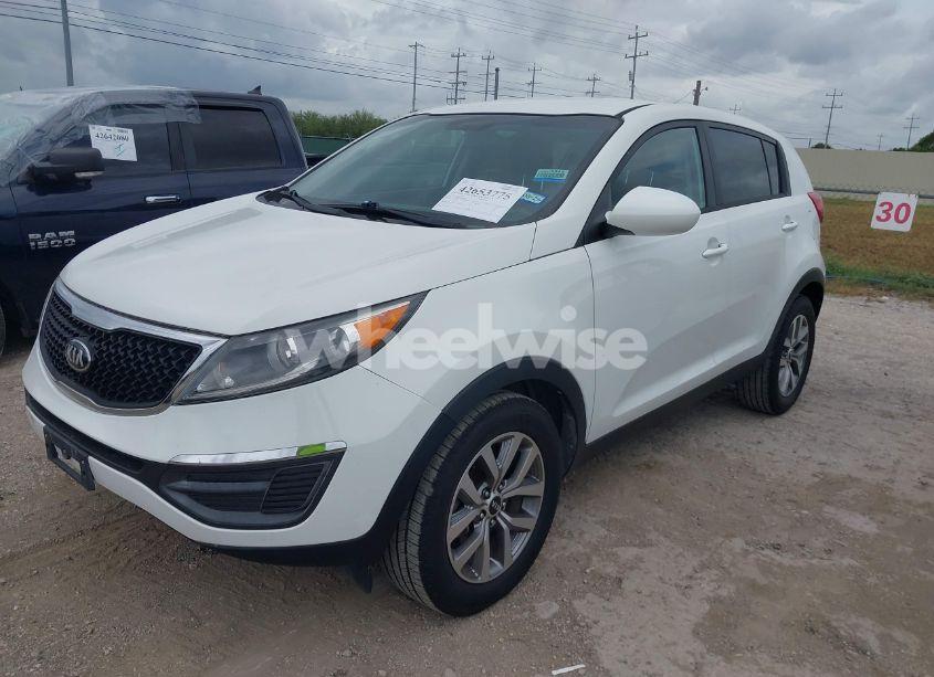Photo 2 of 2016 Kia Sportage LX (VIN KNDPB3AC2G7810508)