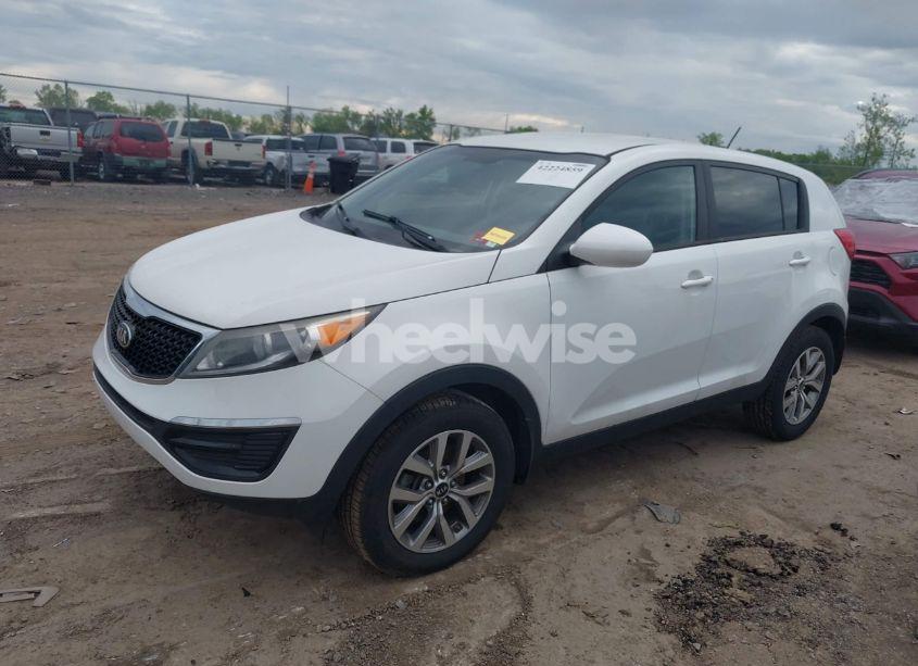 Photo 2 of 2015 Kia Sportage LX (VIN KNDPB3ACXF7793956)