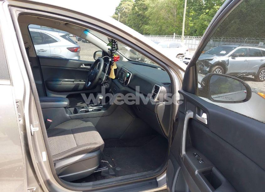 Photo 5 of 2018 Kia Sportage LX (VIN KNDPMCAC1J7331031)