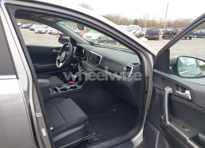 Photo 5 of 2020 Kia Sportage LX (VIN KNDPMCACXL7781585)