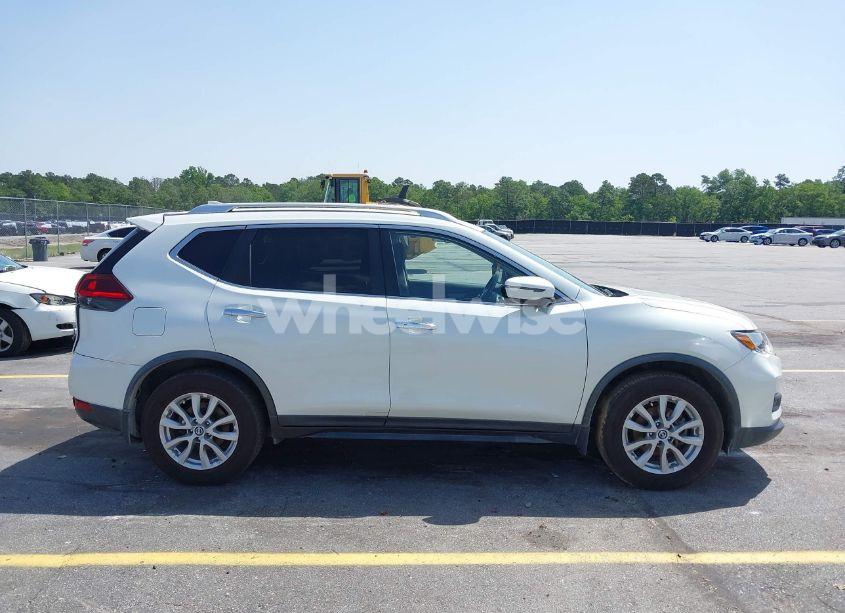 Photo 13 of 2018 Nissan Rogue SV (VIN KNMAT2MT3JP598427)