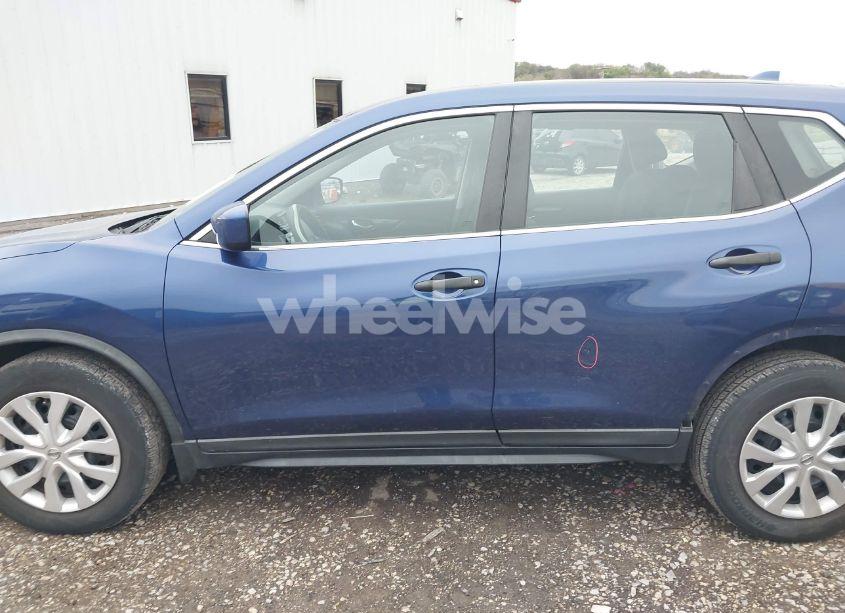 Photo 15 of 2018 Nissan Rogue S (VIN KNMAT2MT4JP568482)