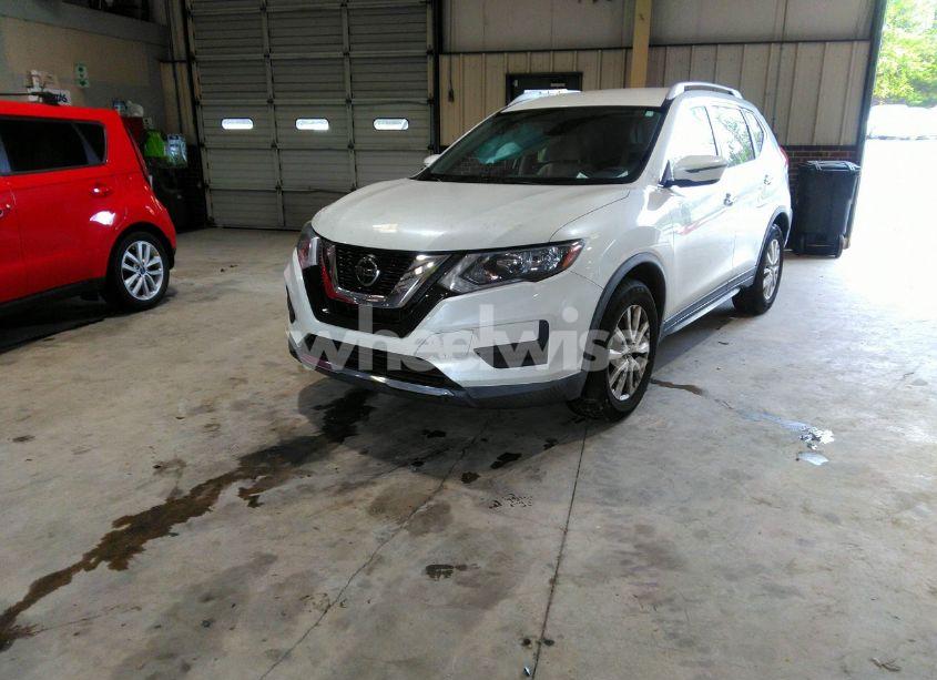 Photo 2 of 2018 Nissan Rogue SV (VIN KNMAT2MT5JP607760)