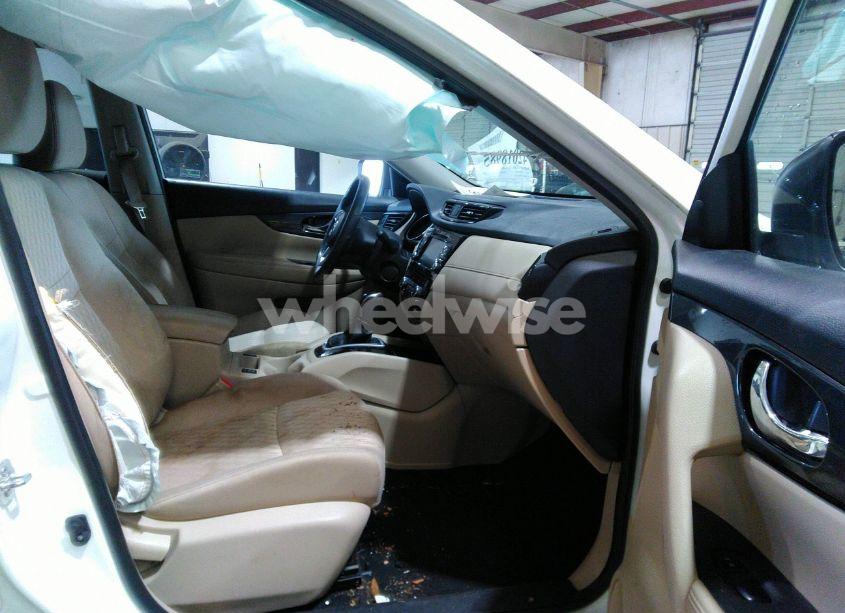 Photo 5 of 2018 Nissan Rogue SV (VIN KNMAT2MT5JP607760)