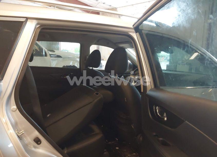 Photo 8 of 2019 Nissan Rogue SV (VIN KNMAT2MT6KP508415)