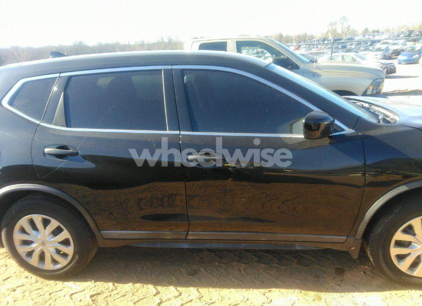 Photo 13 of 2018 Nissan Rogue S (VIN KNMAT2MT8JP567013)