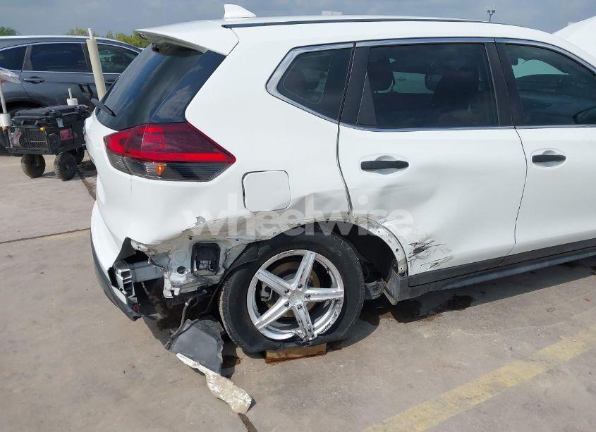 Photo 6 of 2018 Nissan Rogue S (VIN KNMAT2MT8JP615335)