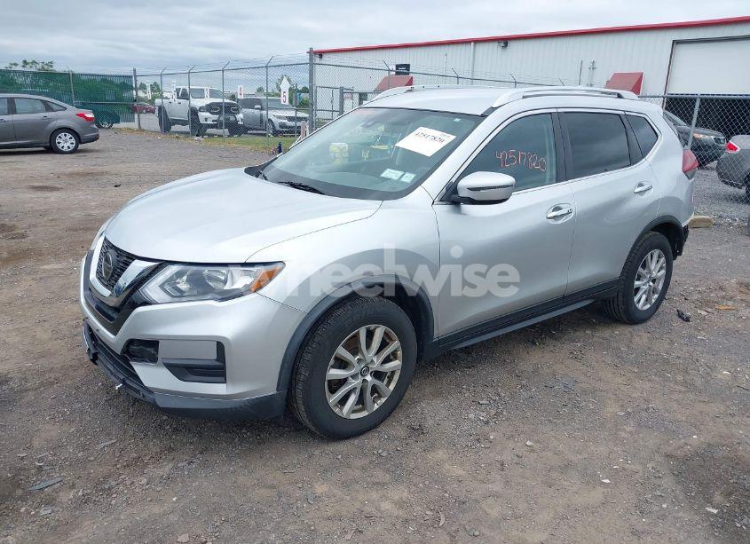 Photo 2 of 2019 Nissan Rogue SV (VIN KNMAT2MT8KP517732)