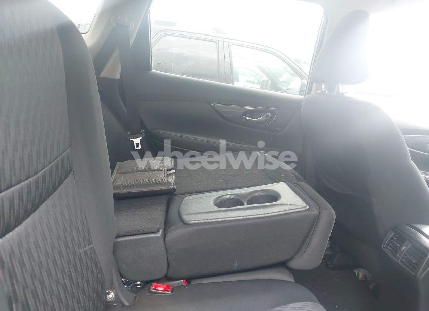 Photo 8 of 2017 Nissan Rogue SV (VIN KNMAT2MTXHP617971)