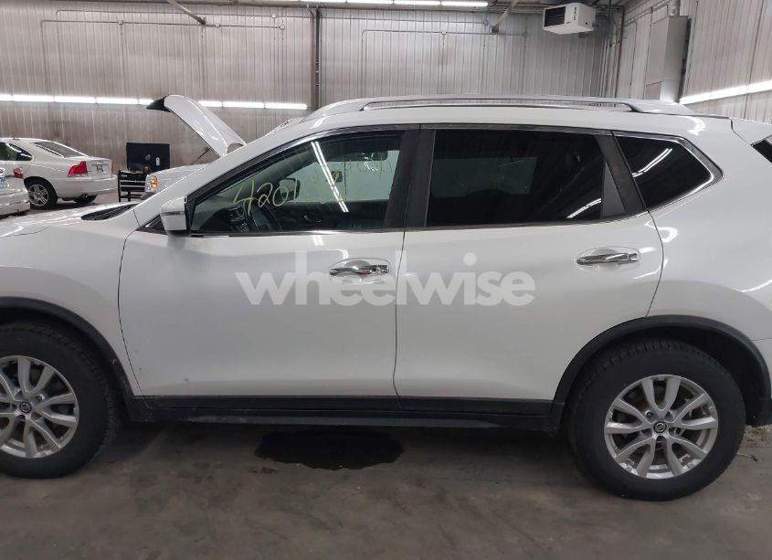 Photo 14 of 2018 Nissan Rogue SV (VIN KNMAT2MV1JP563192)