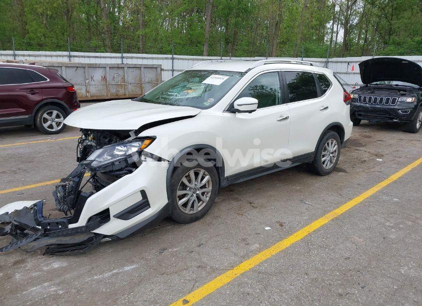 Photo 2 of 2018 Nissan Rogue SV (VIN KNMAT2MV2JP513904)