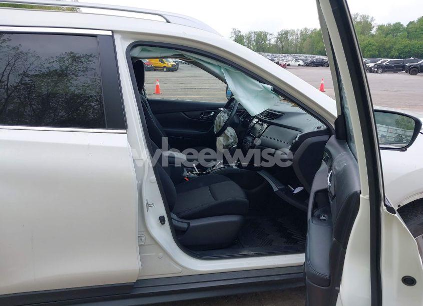 Photo 5 of 2018 Nissan Rogue SV (VIN KNMAT2MV2JP513904)