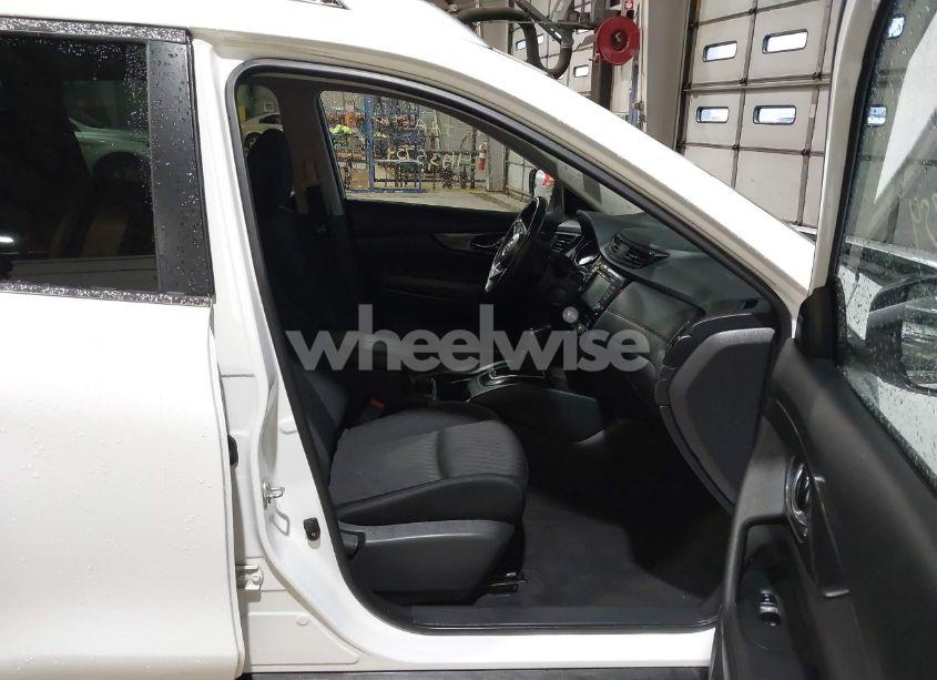 Photo 5 of 2017 Nissan Rogue SV (VIN KNMAT2MV4HP615103)