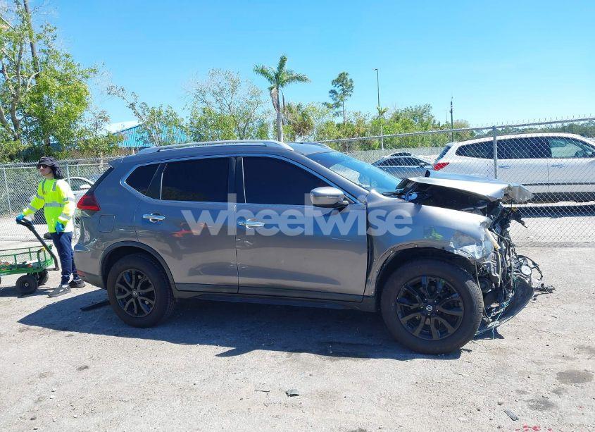 Photo 13 of 2018 Nissan Rogue SV (VIN KNMAT2MV5JP561638)