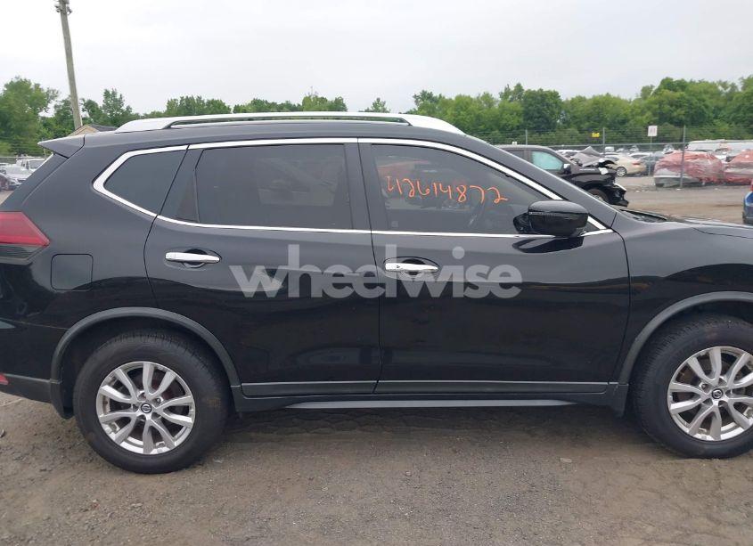 Photo 13 of 2018 Nissan Rogue SV (VIN KNMAT2MV5JP621983)