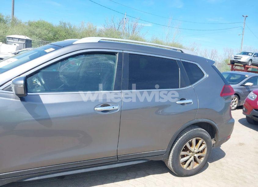 Photo 14 of 2018 Nissan Rogue SV (VIN KNMAT2MV6JP569246)