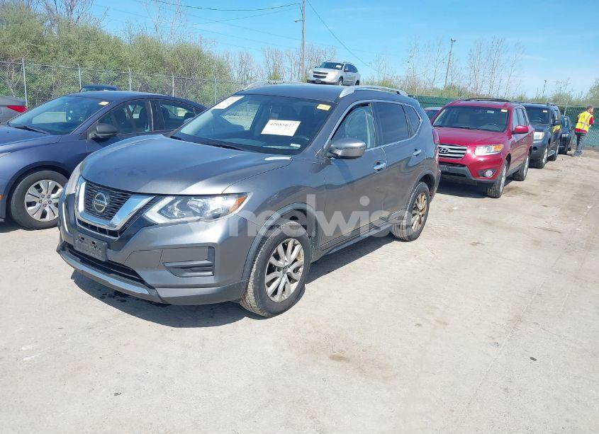 Photo 2 of 2018 Nissan Rogue SV (VIN KNMAT2MV6JP569246)