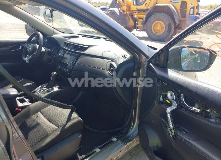 Photo 5 of 2018 Nissan Rogue SV (VIN KNMAT2MV6JP569246)