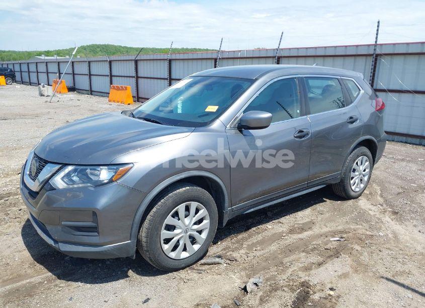 Photo 2 of 2019 Nissan Rogue S (VIN KNMAT2MV6KP505063)