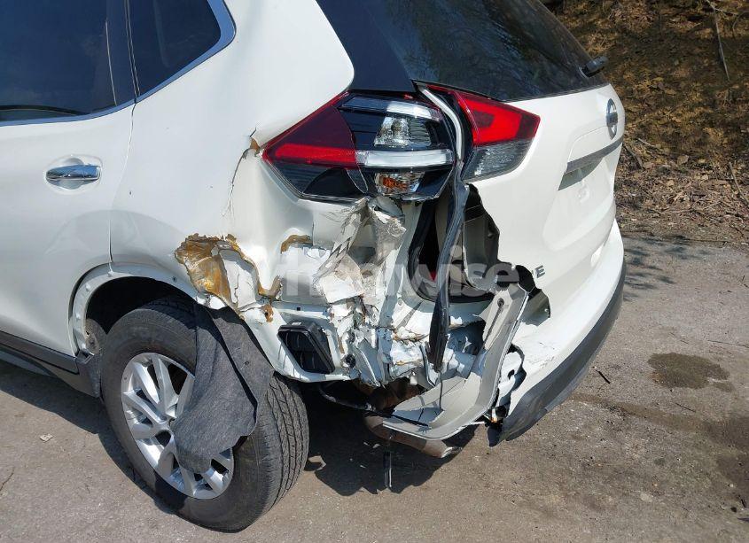 Photo 18 of 2018 Nissan Rogue SV (VIN KNMAT2MV8JP569720)