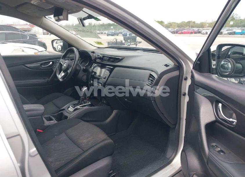 Photo 5 of 2017 Nissan Rogue SV (VIN KNMAT2MV9HP552905)