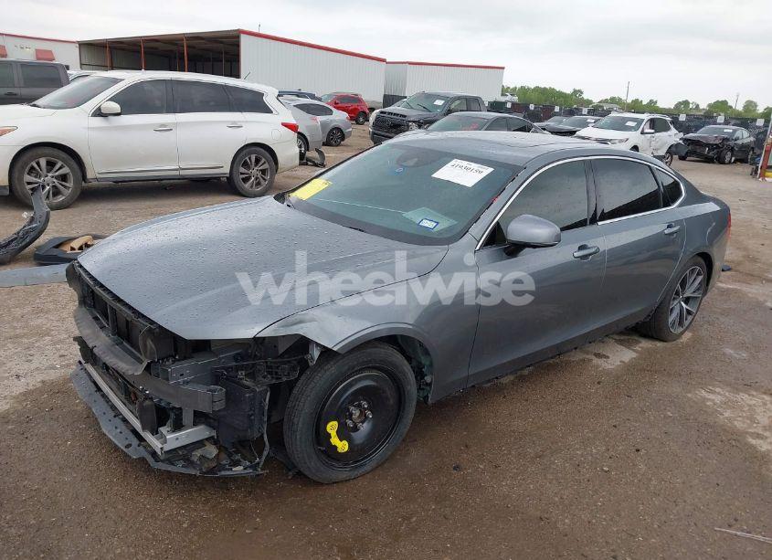Photo 2 of 2018 Volvo S90 T5 MOMENTUM (VIN LVY982AK1JP025728)