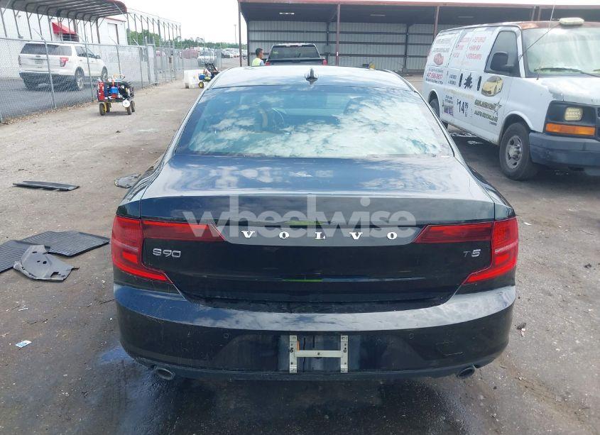 Photo 16 of 2018 Volvo S90 T5 MOMENTUM (VIN LVY982AKXJP032631)