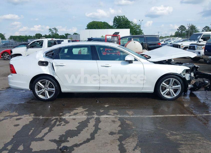 Photo 13 of 2018 Volvo S90 T5 MOMENTUM (VIN LVY982MK6JP016485)