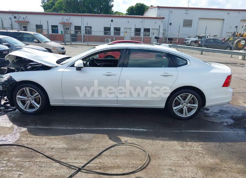 Photo 14 of 2018 Volvo S90 T5 MOMENTUM (VIN LVY982MK6JP016485)
