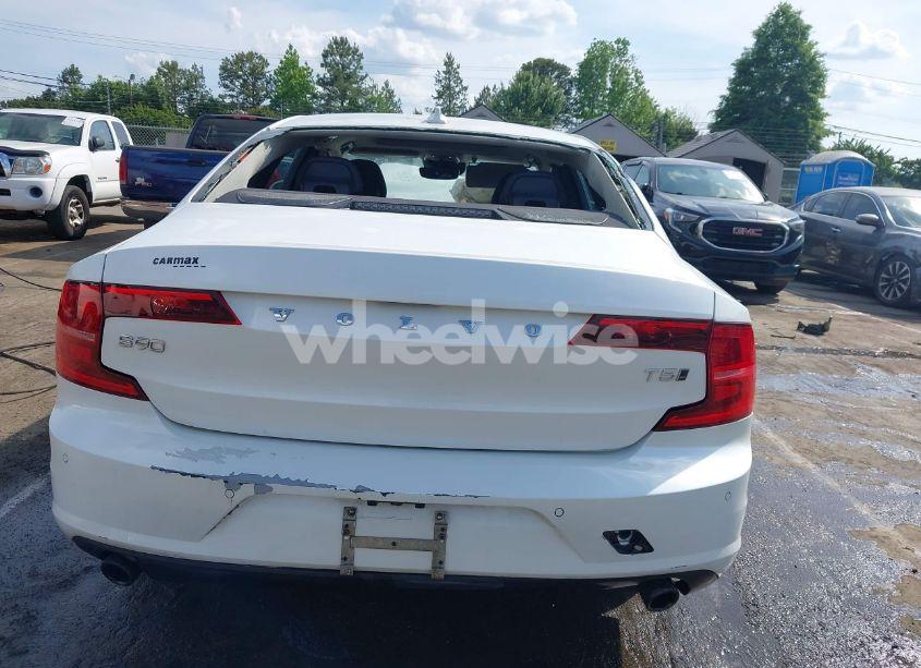 Photo 16 of 2018 Volvo S90 T5 MOMENTUM (VIN LVY982MK6JP016485)