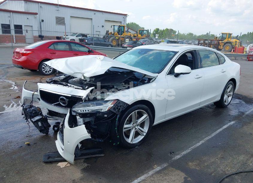 Photo 2 of 2018 Volvo S90 T5 MOMENTUM (VIN LVY982MK6JP016485)