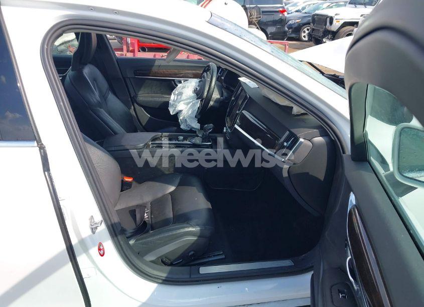 Photo 5 of 2018 Volvo S90 T5 MOMENTUM (VIN LVY982MK6JP016485)