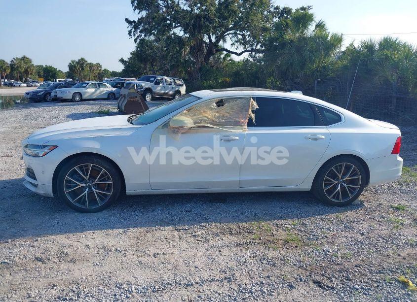 Photo 14 of 2018 Volvo S90 T6 MOMENTUM (VIN LVY992MK6JP031811)