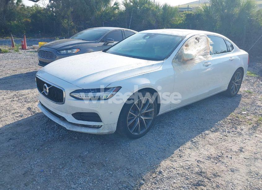 Photo 2 of 2018 Volvo S90 T6 MOMENTUM (VIN LVY992MK6JP031811)