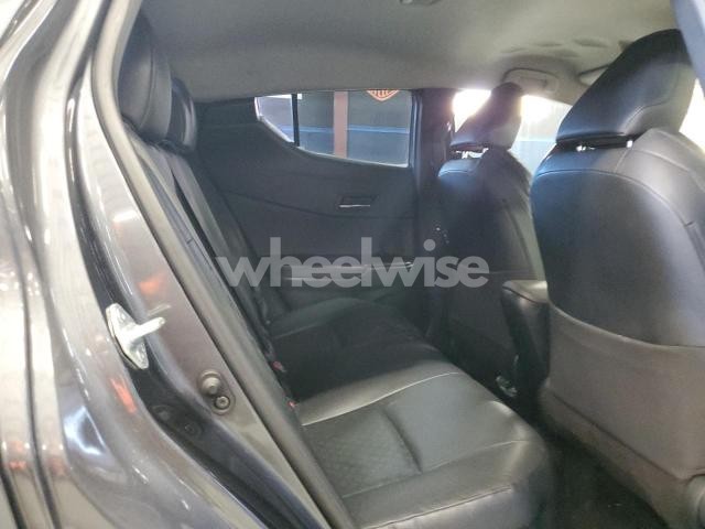 2021 TOYOTA C-HR XLE (VIN NMTKHMBX1MR122094) main photo