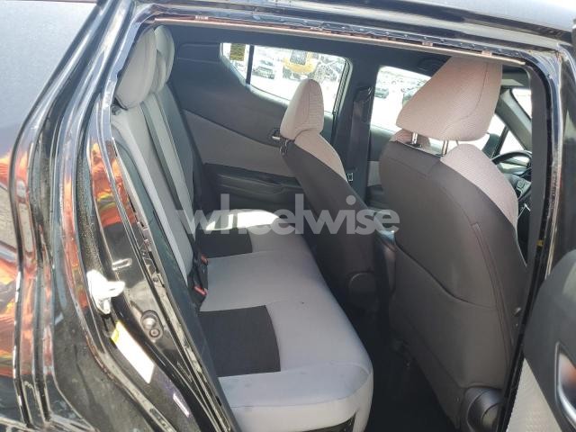 2019 TOYOTA C-HR XLE (VIN NMTKHMBX2KR089619) main photo