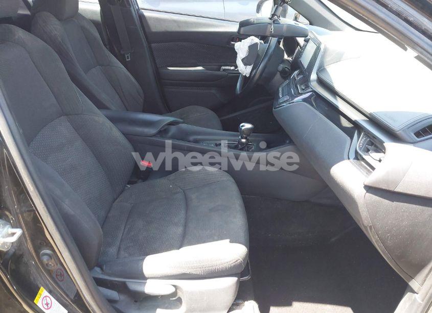 Photo 5 of 2018 Toyota C-hr XLE (VIN NMTKHMBX3JR024079)