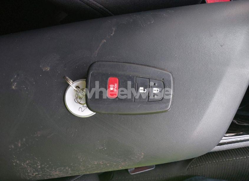 Photo 11 of 2019 Toyota C-hr XLE (VIN NMTKHMBX3KR087281)