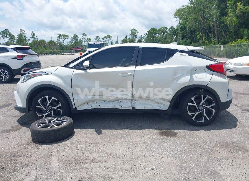 Photo 14 of 2019 Toyota C-hr XLE (VIN NMTKHMBX3KR087281)