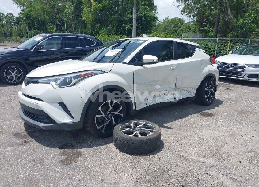 Photo 2 of 2019 Toyota C-hr XLE (VIN NMTKHMBX3KR087281)