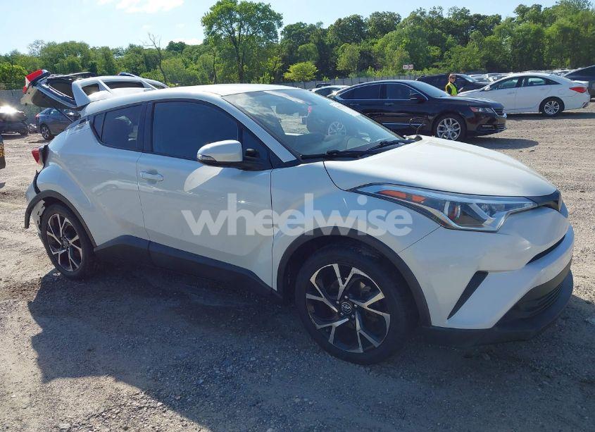 2019 Toyota C-hr XLE (VIN NMTKHMBX4KR077911) main photo