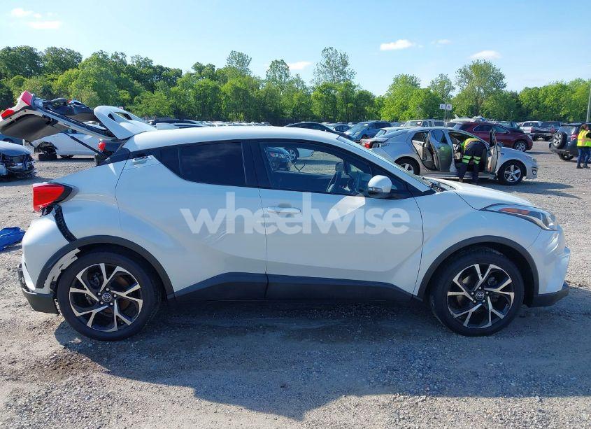 Photo 14 of 2019 Toyota C-hr XLE (VIN NMTKHMBX4KR077911)