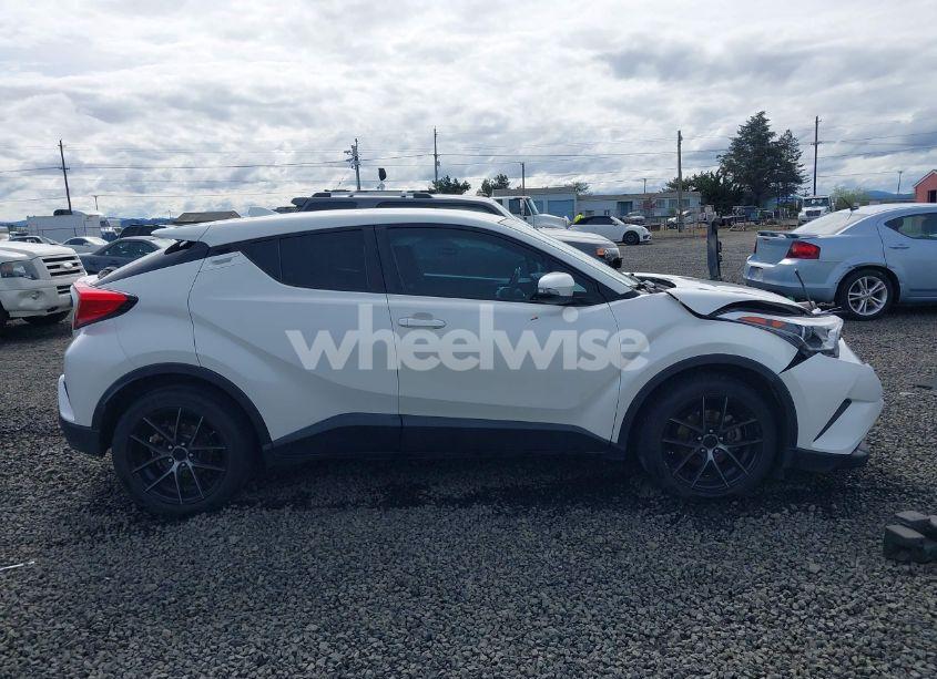 Photo 13 of 2018 Toyota C-hr XLE (VIN NMTKHMBX6JR002044)