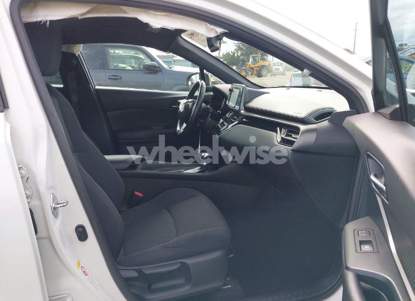 Photo 5 of 2018 Toyota C-hr XLE (VIN NMTKHMBX6JR002044)