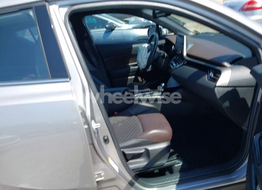 Photo 5 of 2019 Toyota C-hr LIMITED (VIN NMTKHMBX6KR101612)