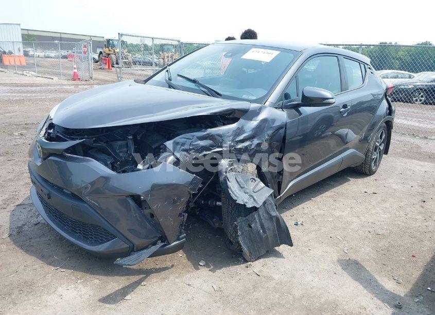 Photo 2 of 2020 Toyota C-hr XLE (VIN NMTKHMBX6LR116984)