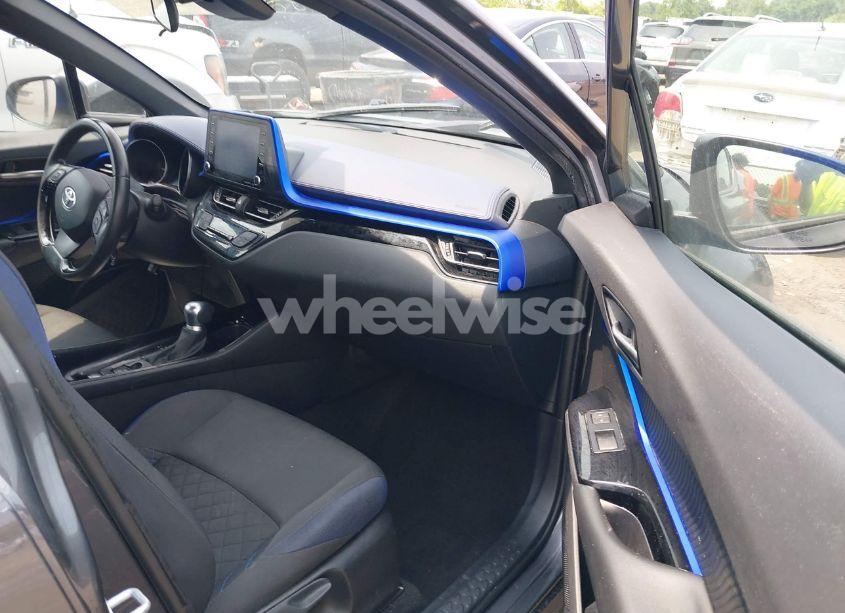 Photo 5 of 2020 Toyota C-hr XLE (VIN NMTKHMBX6LR116984)