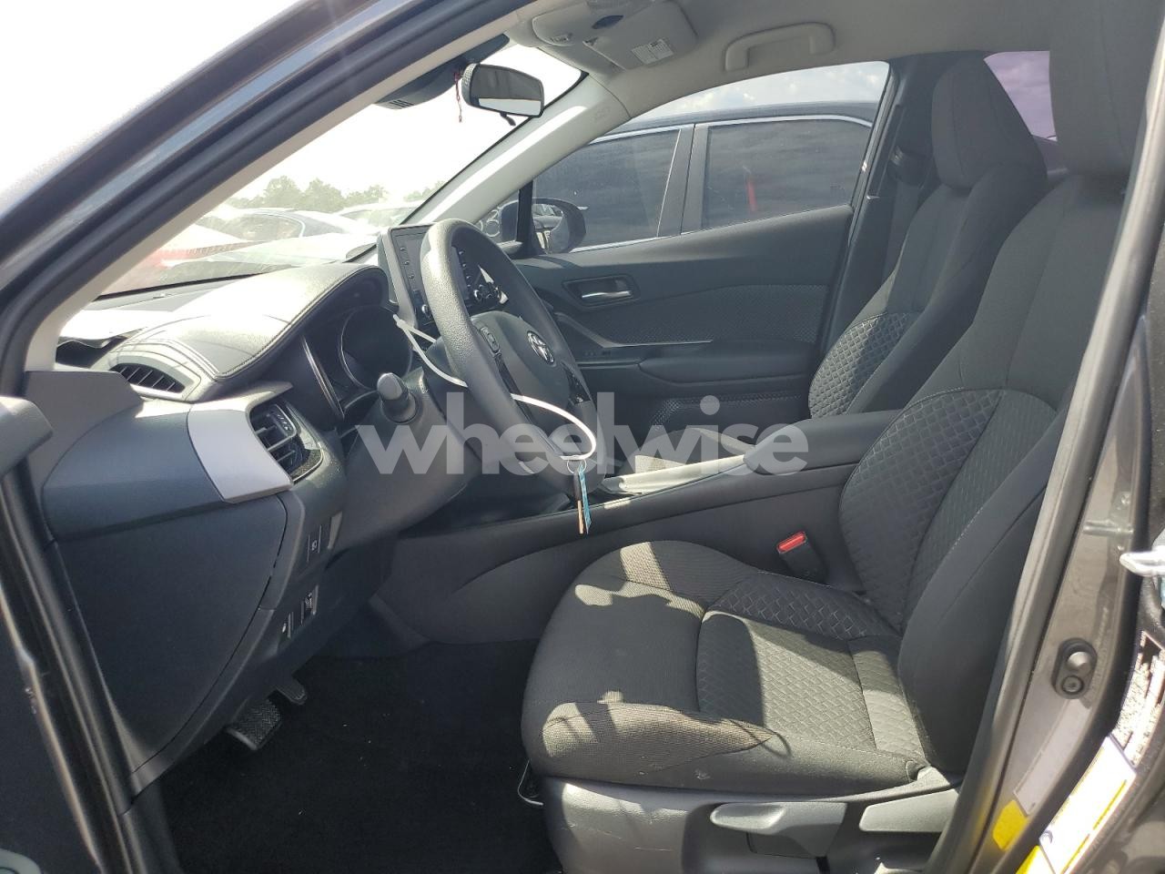 Photo 7 of 2021 TOYOTA C-HR XLE (VIN NMTKHMBX7MR131849)