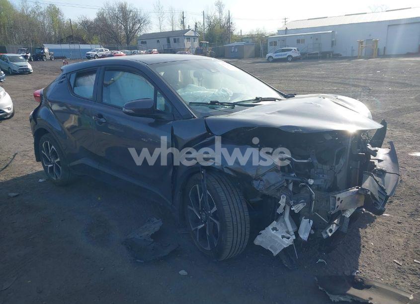 2022 Toyota C-hr XLE (VIN NMTKHMBXXNR145682) main photo