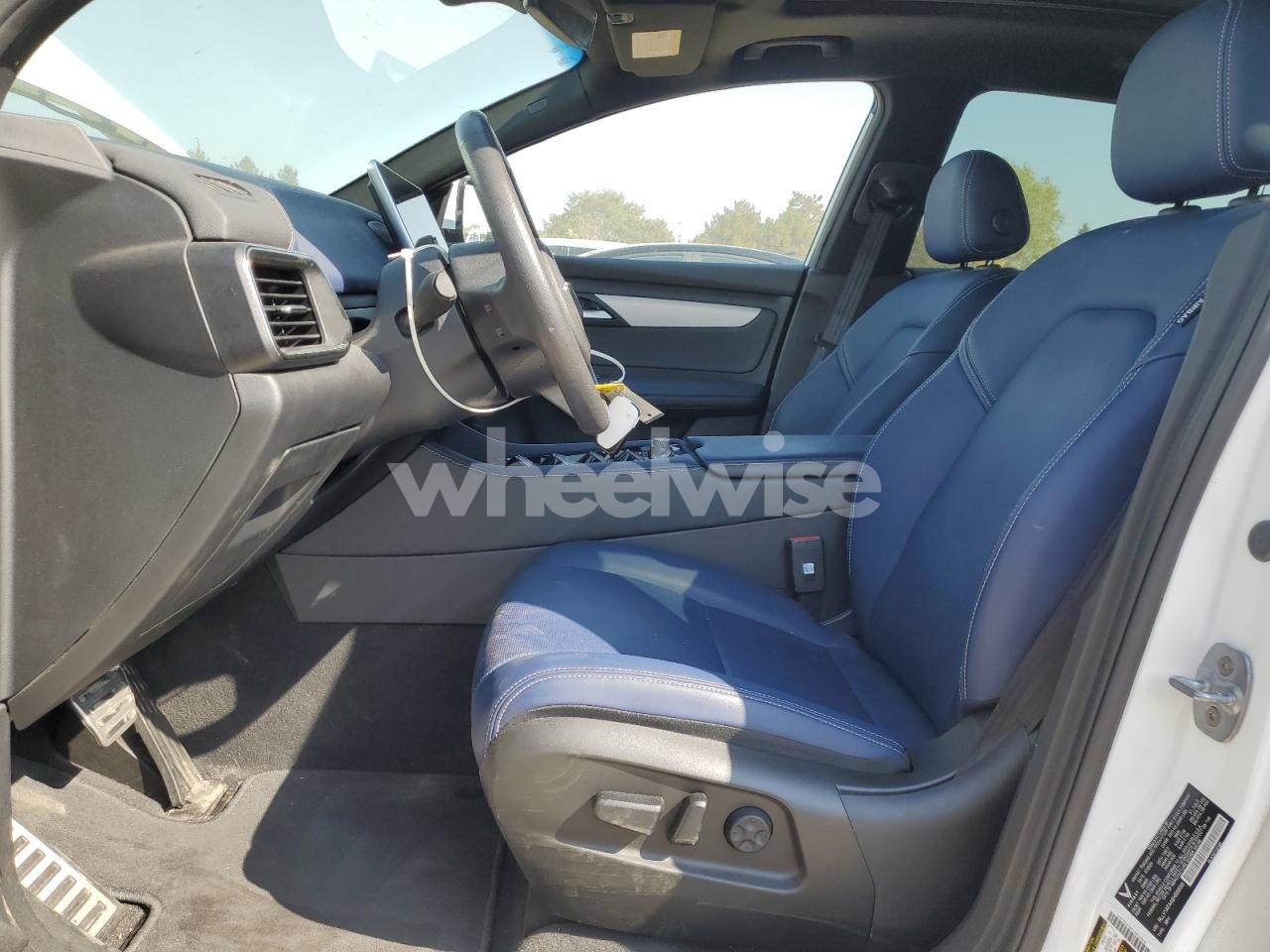 Photo 7 of 2025 VINFAST TRADING AND PRODUCTION LLC VF 8 PLUS (VIN RLLV1AFA4SH009559)